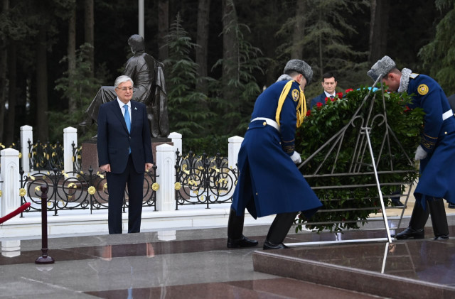 Президент Г. Алиевдин эстелигине гүл чамбар койду