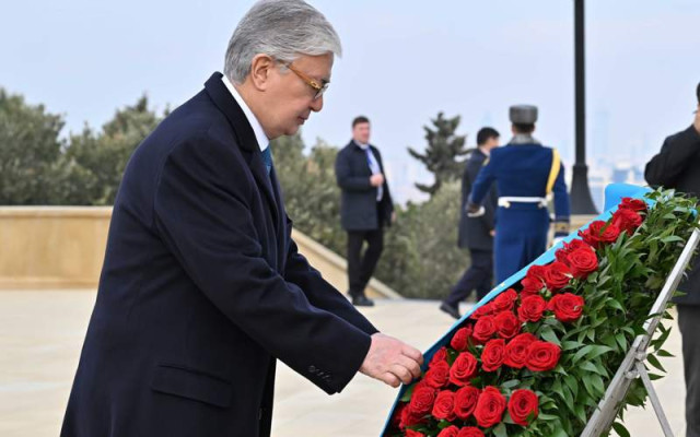 Kazakh President lays flowers at Heydar Aliyev’s grave and Eternal Flame Memorial on Martyrs’ Lane