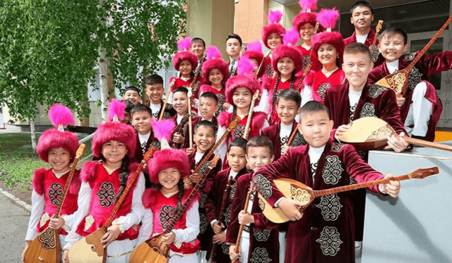 Қозоғистон  мактабларида дўмбирачилар челленжи ўтказилди