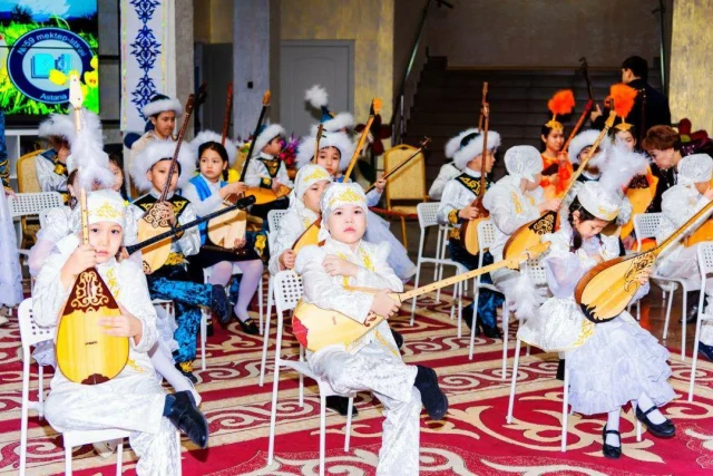 Two million Kazakh schoolchildren simultaneously perform famous kui songs