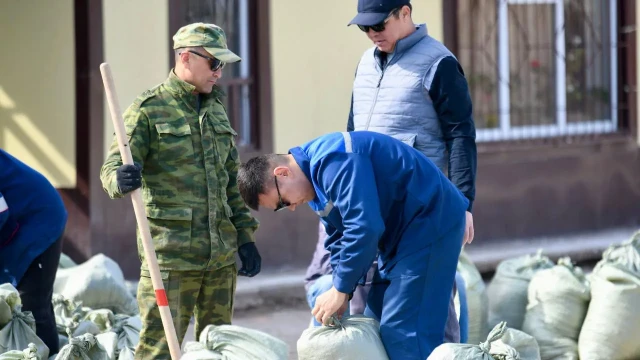 500 военнослужащих и спасателей отправятся на Запад страны для борьбы с паводками