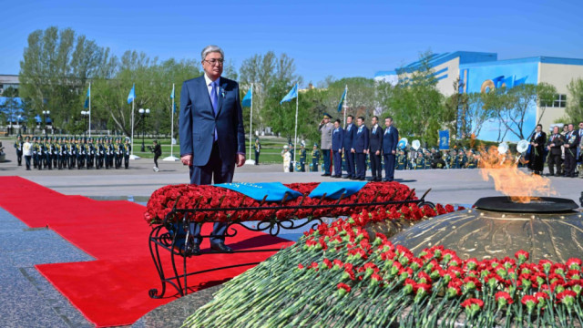 President Tokayev lays flowers at “Otan Ana” Monument