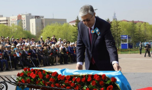 Президент «Она Ватан» монументига гулчамбар қўйди