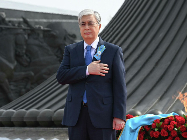 Қ. Тоқаев «Отан Ана» монументіне гүл шоғын қойды