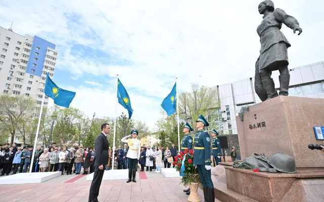 Казактын баатыр кыздарынын эстеликтерине гүлчамбарлар коюлду