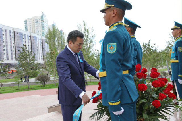 Head of Kazakh President’s Executive Office lays flowers at Bauyrzhan Momyshuly monument