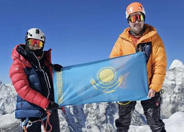 İlk kazak kızı Everest dağı’nın zirvesine bayrak dikti