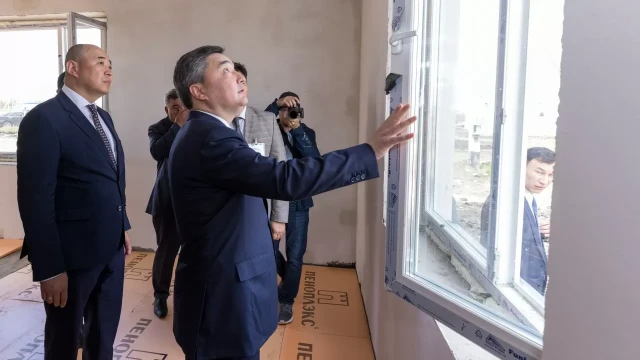 Kazakh PM inspects housing construction for flood victims in North Kazakhstan region