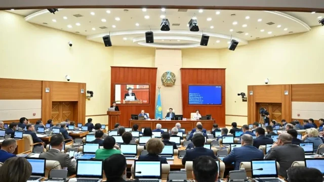 Kazakistan milletvekilleri Parlamento tatiline çıktılar