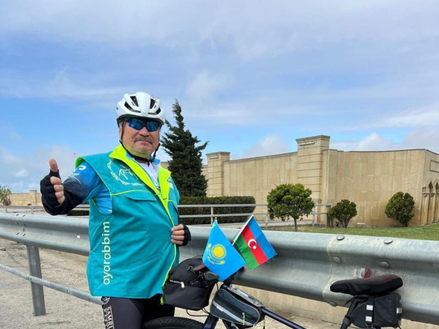 Қазақстандық зейнеткер Парижге велосипедпен жетті