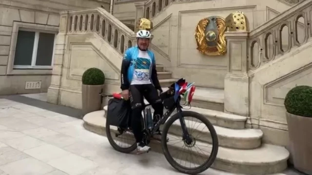 Kazakh pensioner reaches Paris by bicycle