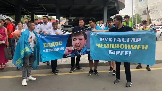 Olimpiyat madalyalı sporcular Almatı Havalimanı'nda karşılandı