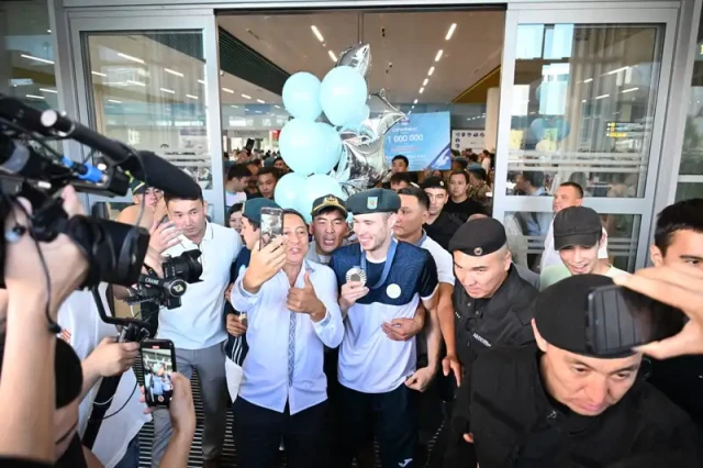 Призеров Олимпиады торжественно встретили в Алматы