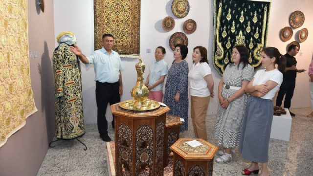 Astana’da Özbek sanat ustalarının eserleri sergilendi