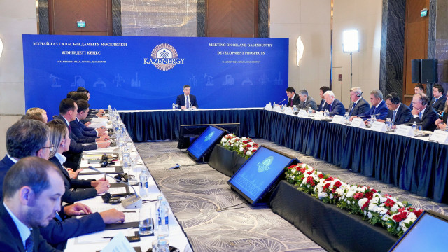 Kazakh PM holds meeting on oil and gas industry development