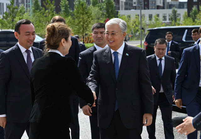 Давлат раҳбари янги қурилган мактабларга борди