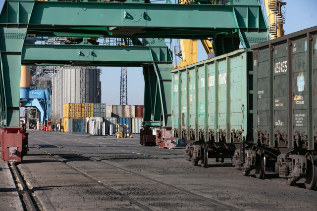 Ўрта йўлак бўйлаб юк ташиш ортяпти