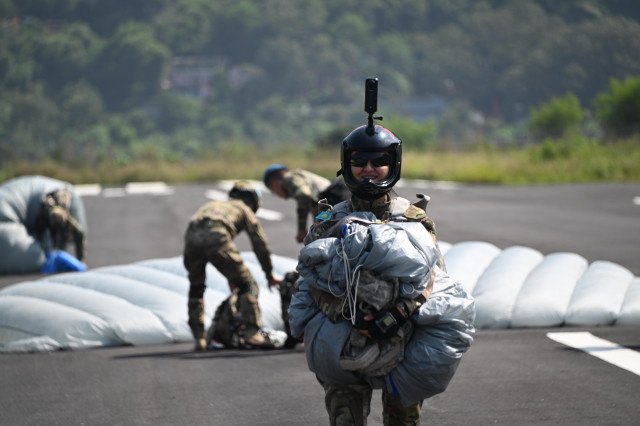 Kazakh female paratroopers conquer Himalayas
