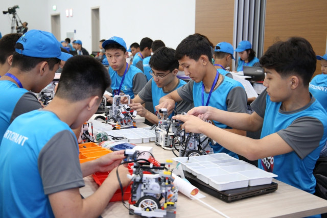 Kazakh schoolchildren create robot assistant for industry