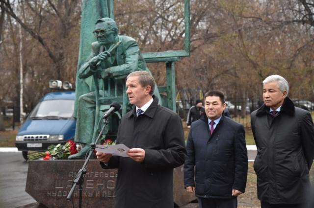 Омскиде сүрөтчү Амангелди Шакеновдун көргөзмөсү ачылды