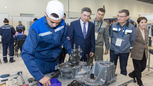 Олжас Бектенов WorldSkills Kazakhstan кесиптик чеберчилик боюнча чемпионаттын катышуучулары менен жолугушту