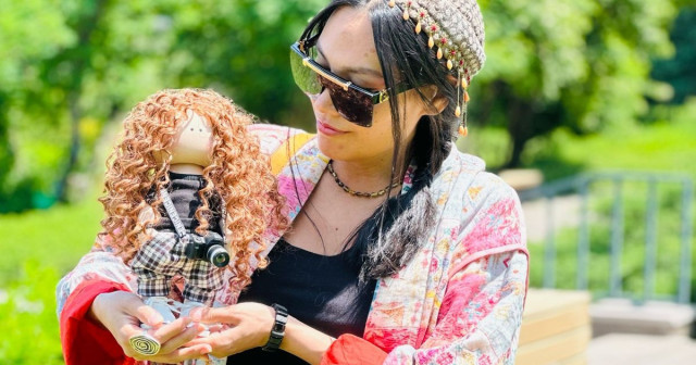 Алматылық шебер адамның фотосуреті бойынша түрлі материалдардан қуыршақтар жасайды