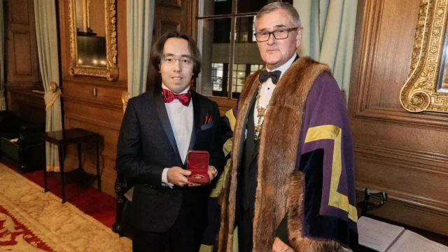 Казакстандык Лондондогу ардактуу музыканттар бирикмесинин күмүш медалынын ээси аталды