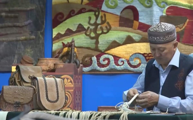 50 yıl boyunca bir Kazak usta Kamça'nın iki bin benzersiz örneğini yarattı