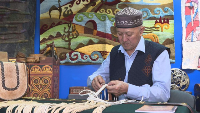 Казакстандык кол өнөрчү 50 жыл ичинде эки миң уникалдуу камчы үлгүсүн жаратты