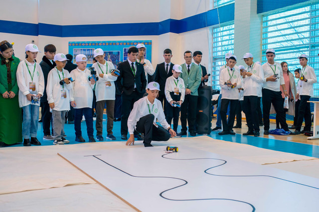 Türkmenistan’da gençler arasında robotik yarışması düzenlendi