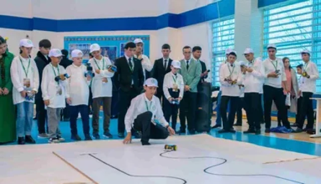 Түркмөнстанда жаштар арасында робототехника боюнча сынак өттү