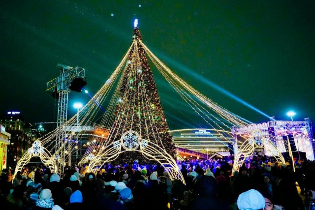 В Астане одновременно зажгли свыше 30 новогодних елок