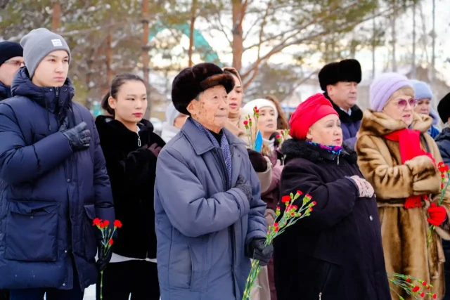 Flowers laid at legendary heroes’ monuments in Astana