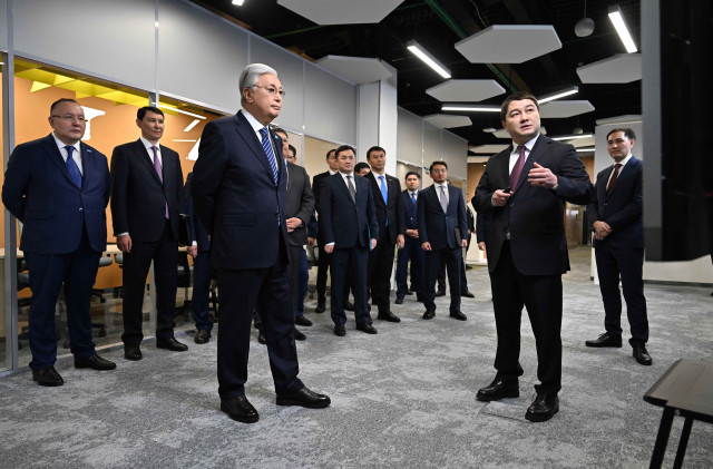 Казакстан президенти долбоордук кеңсенин иши менен таанышты