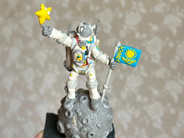 Казакстандык жаш скульптор пластилинден аниме жана китеп каармандарын жаратууда