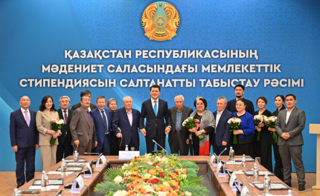 Kazakistan'da sanatçılara ve yazarlara devlet bursu verildi
