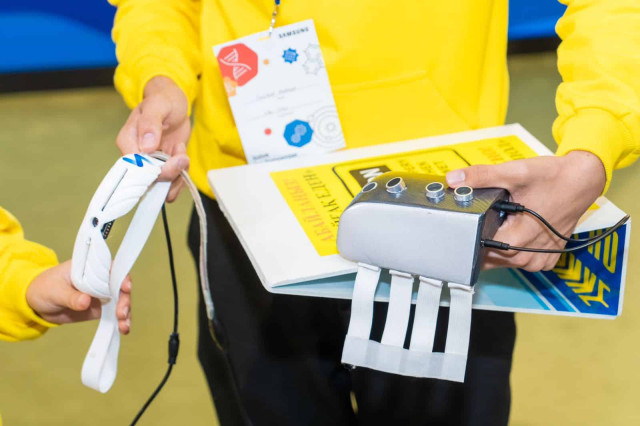 Казакстандык окуучу көзү азиздерге арналган жардамчы билерик ойлоп тапты