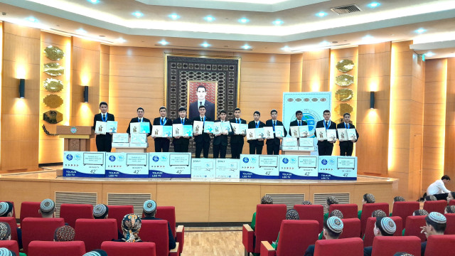 Türkmenistan'da Uluslararası Jautikov Olimpiyatı'nın kazananları ödüllendirildi