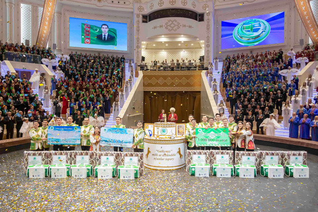 Türkmenistan'da Uluslararası Sirk Festivali kazananları törenle karşılandı