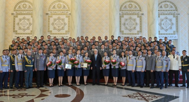 Қазақстан Президенті күштік құрылым қызметкерлерін марапаттады