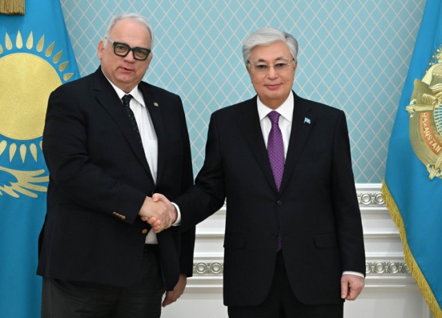 К. Токаев эл аралык күрөш федерациясынын президенти менен жолугушту