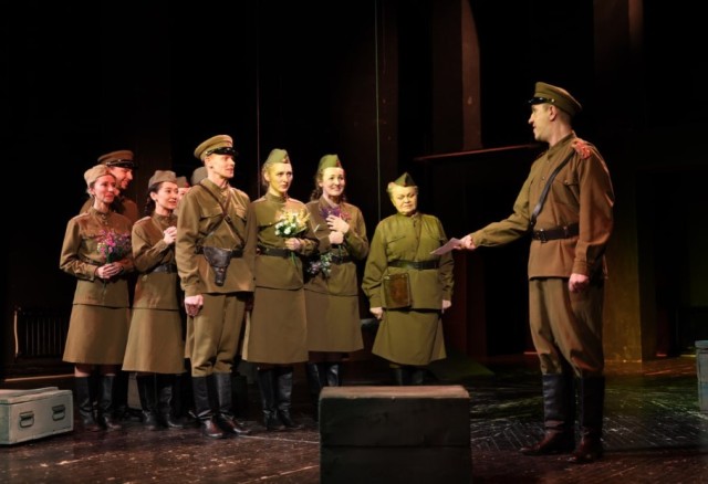 Actors and service members present play «Aliya»