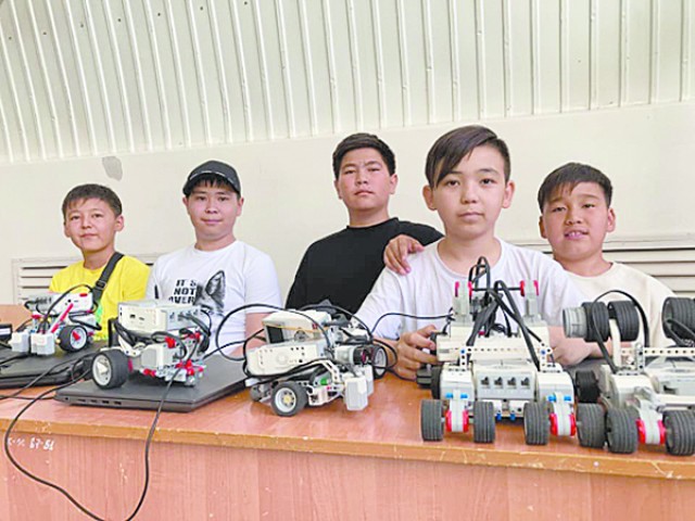 В Казахстане роботы осваивают асық ату