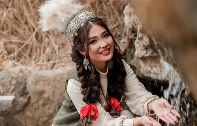 Kazakh citizens aim to set Guinness record for most people in national costumes