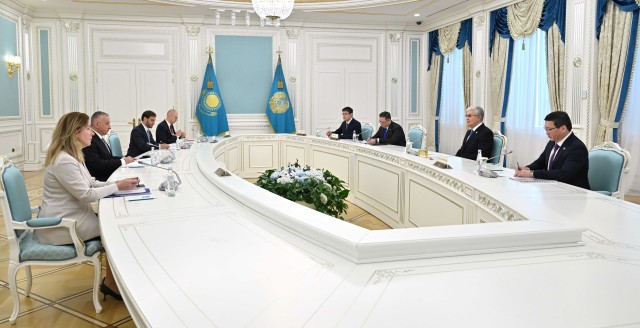 Казакстандын президенти эл аралык өнөктөштүк боюнча Еврокомиссарды кабыл алды