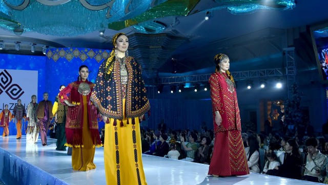 Италиялық дизайнерлер Ашхабадта түрікмен стиліндегі сәнді киімдерді ұсынды