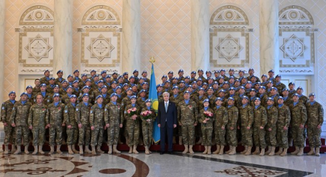 Президент Ұлттық бітімгерлік контингентінің әскери қызметшілерімен кездесті