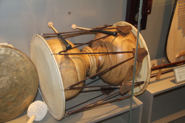 Астаналық оқушылар көне музыкалық аспаптармен танысты