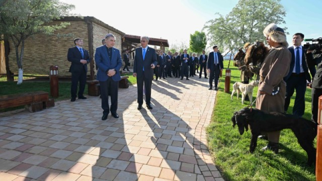 К.Токаев и Г.Бердымухамедов посетили ряд объектов в Туркестане