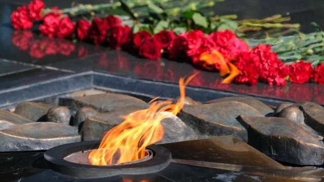 Казакстандык аскер кызматкер жеңиш мааракесине карата 80 чакырым аралыкка чуркады